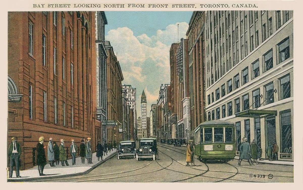 A POSTCARD - TORONTO - BAY STREET - LOOKING N FROM FRONT GROUND LEVEL - PEDESTRIANS - GREEN STREETCAR - TINTED - 1931
