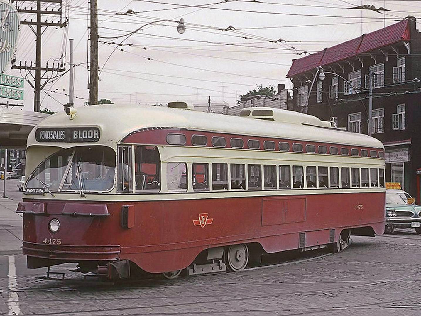 PHOTO - TORONTO - RONCESVALLES AND QUEEN - TTC PCC STREETCAR TURNING W - NOTE MISSING PIECE OF TRIM ABOVE WINDOWS NEAR FRONT OF CAR ROOF - 1966
