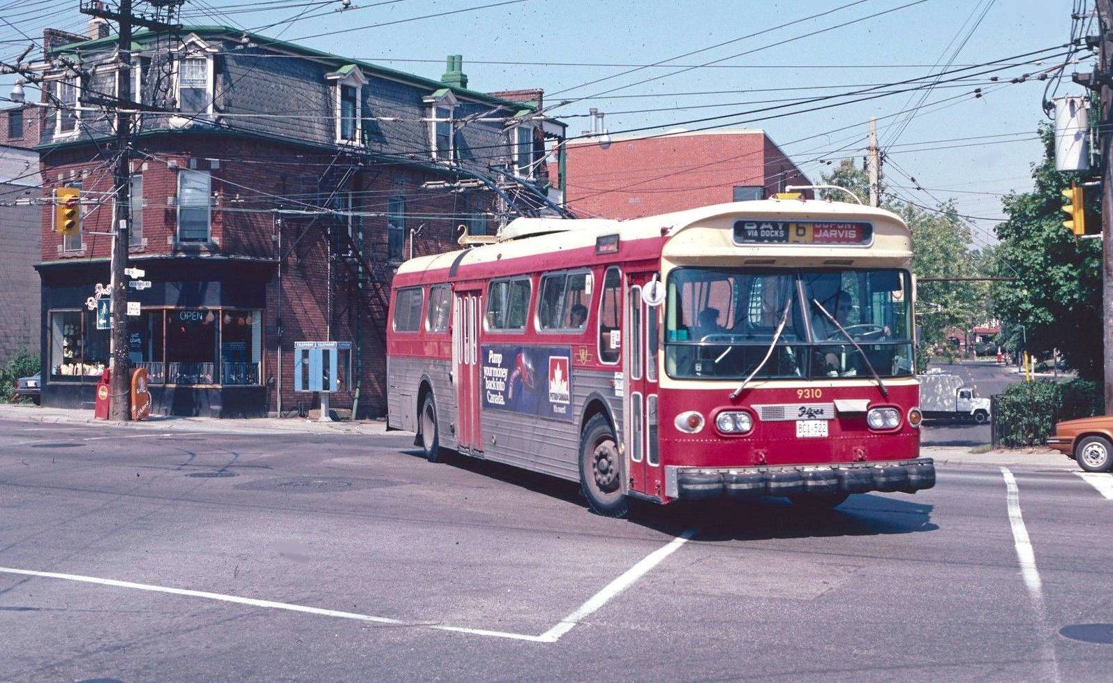 aa photo - toronto - bedford road and davenport - ttc trolley bus turning corner - 1983