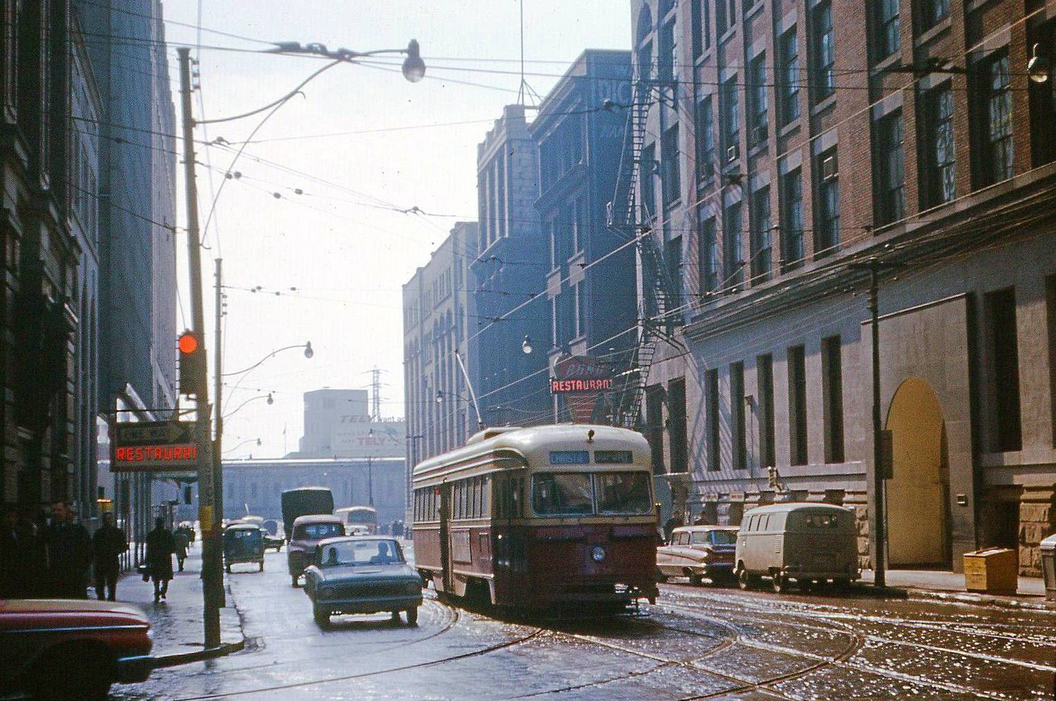 AA PHOTO - TORONTO - BAY STREET (I THINK) - JUST N OF FRONT LOOKING S - STREETCAR CARS - STREET LEVEL - 1963