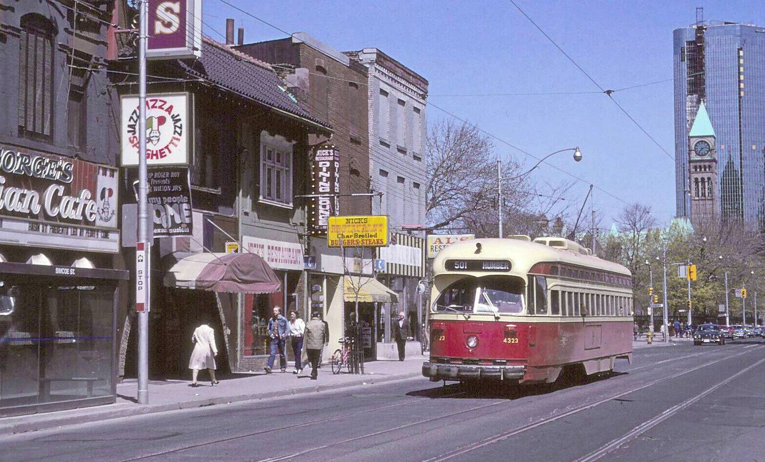 PHOTO - TORONTO - QUEEN STREET JUST W OF UNIVERSITY - LOOKING E - PCC STREETCAR - RESTAURANTS - OLD CITY HALL IN BACKGROUND - 1981