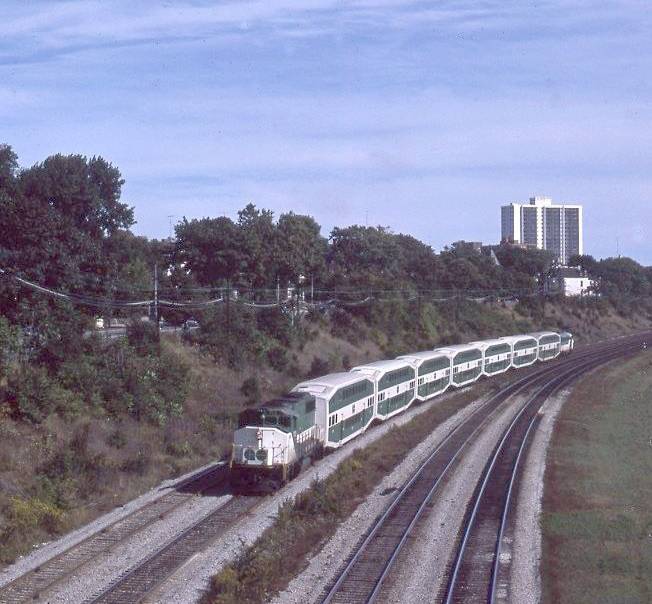 AA PHOTO - TORONTO - GO TRAIN ON CURVE OF TRACK - AERIAL - SUNNYSIDE AREA - 1979