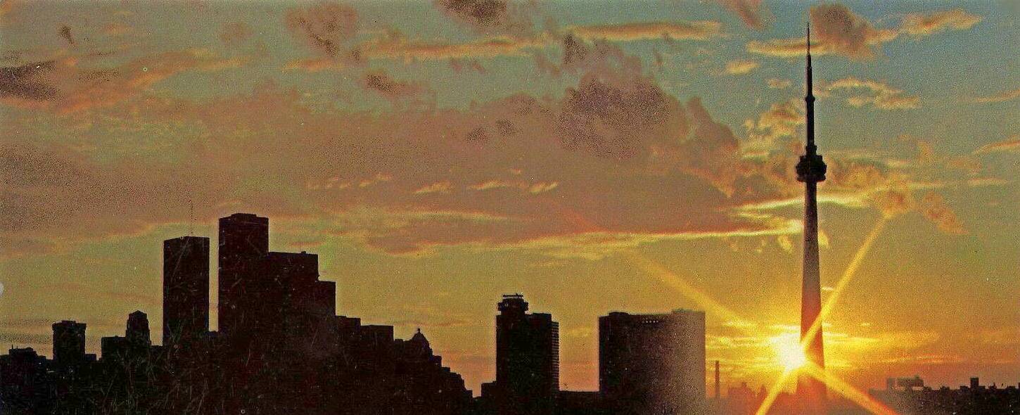 POSTCARD - TORONTO - CH TOWER AT SUNRISE - CN AD FOR BREAKFAST AND LUNCH SERVICE AT THE TOP - LATE 1970s
