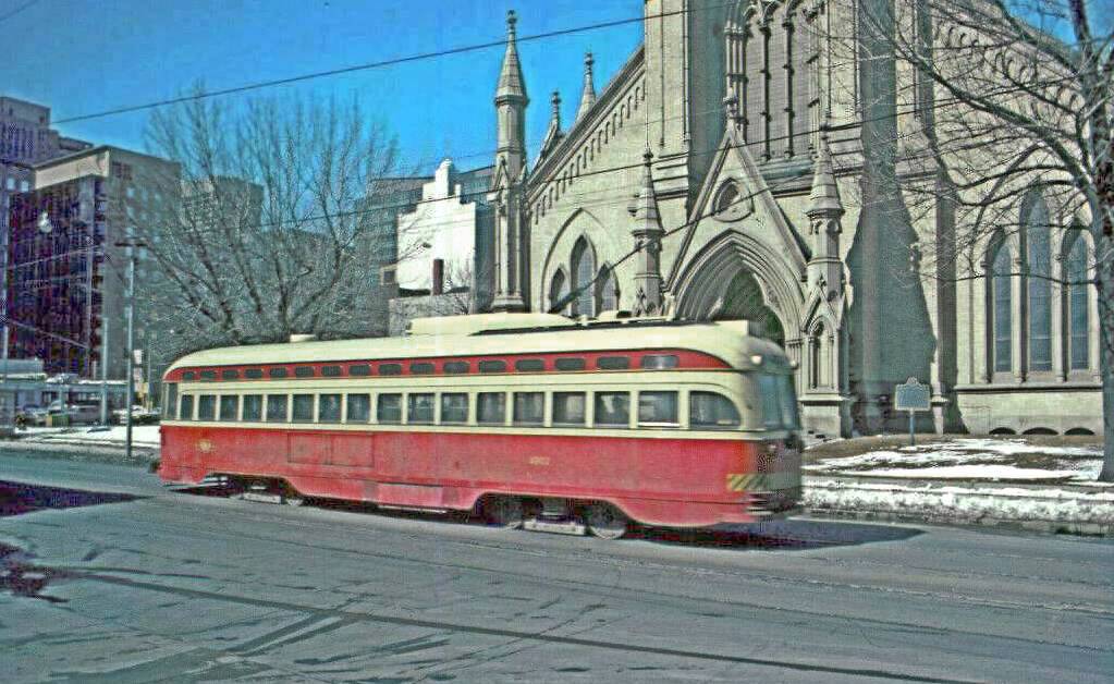 PHOTO - TORONTO - KING E AND CHURCH - TTC PCC STREETCAR IN FRONT OF SAINT JAMES CATHEDRAL- LOOKING NW GROUND LEVEL - 1980