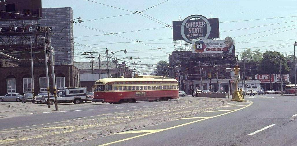 PHOTO - TORONTO - QUEEN KING AND QUEENSWAY - PCC STREETCAR HEADED INTO BARN AREA - 1981