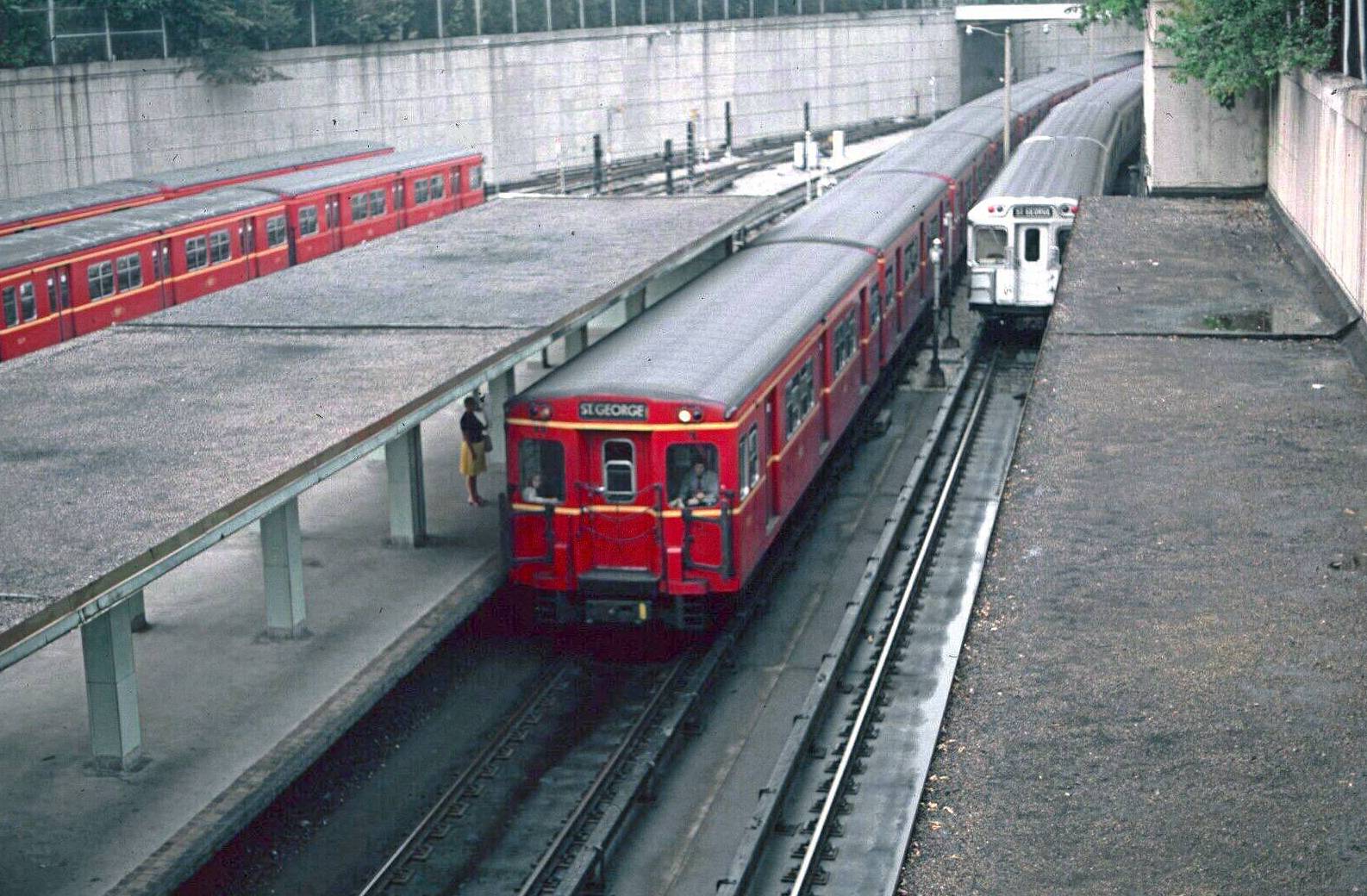 PHOTO - TORONTO - TTC YONGE STREET SUBWAY - DAVISVILLE STATION - TRAIN PULLING INTO STATION - ANOTHER TRAIN ON RIGHT - TWO TRAINS ON SIDING - ORIGINAL GLOUCESTER CARS BUILT IN ENGLAND - AERIAL LOOKING N - 1976