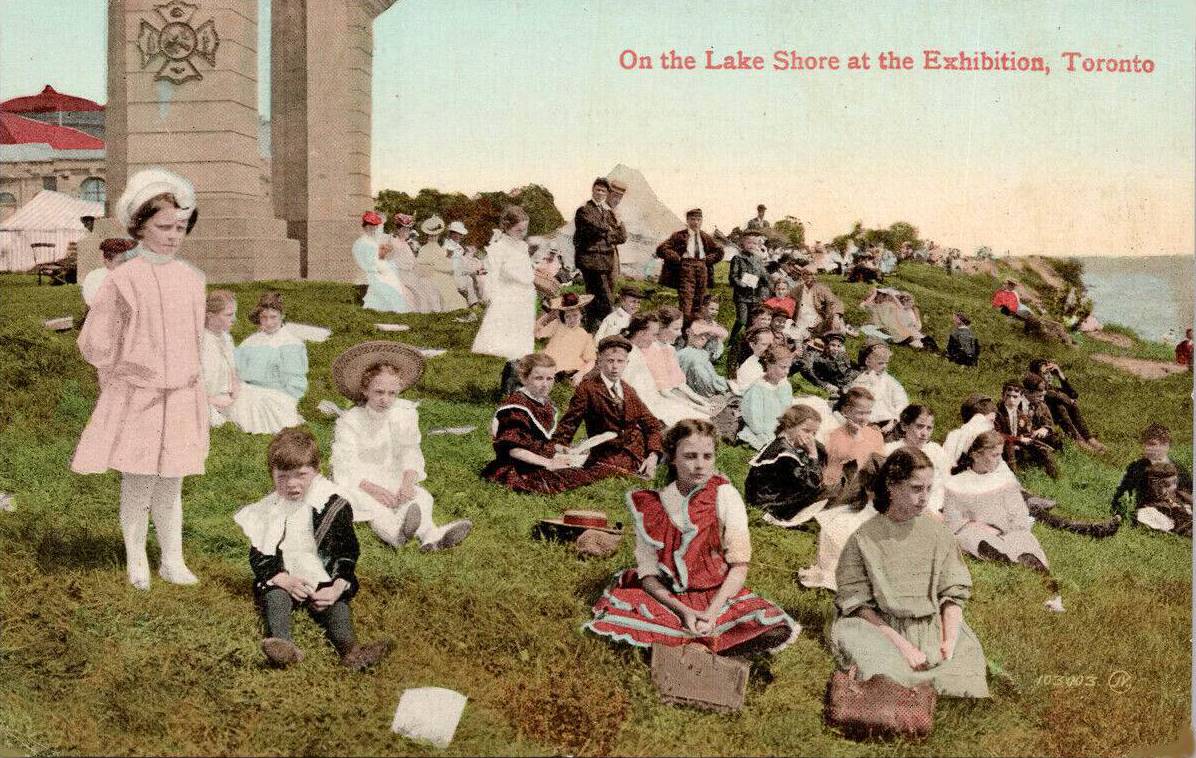 POSTCARD - TORONTO - EXHIBITION - ON THE LAKESHORE - CROWD OF CHILDREN AND ADULTS SITTING AND LOOKING TOWARDS THE LAKE - TINTED - VERY NICE VERSION - c1910