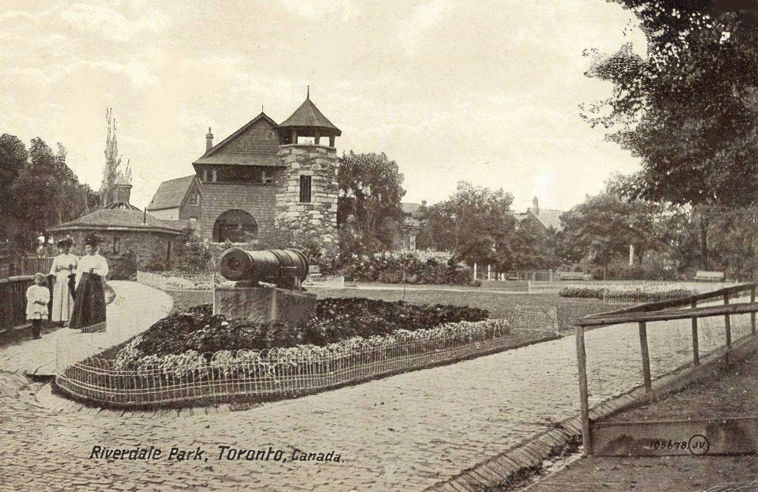 POSTCARD - TORONTO - RIVERDALE PARK - TWO WOMEN AND A CHILD WALKING BY GARDEN AREA WITH ANTIQUE CANNON - NICE VERSION - 1912