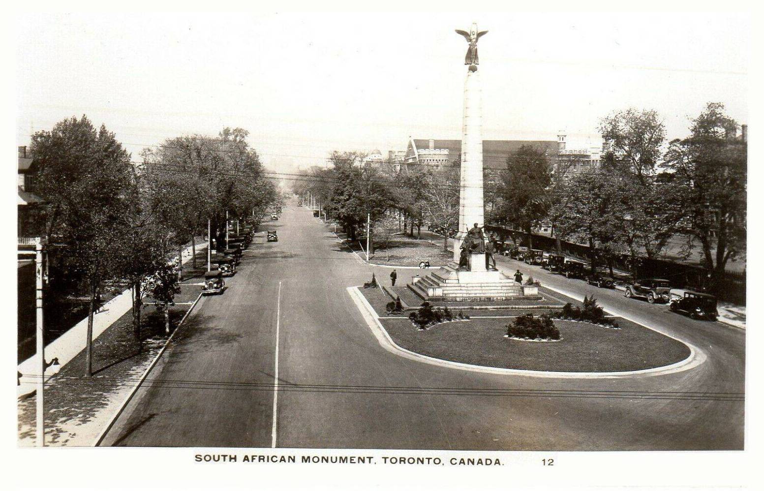 POSTCARD - TORONTO - UNIVERSITY AVE - SLIGHTLY ELEVATED LOOKING N FROM JUST N OF QUEEN - SOUTH AFRICAN WAR MONUMENT FEATURED - CARS PARKED ON STREET - 1929