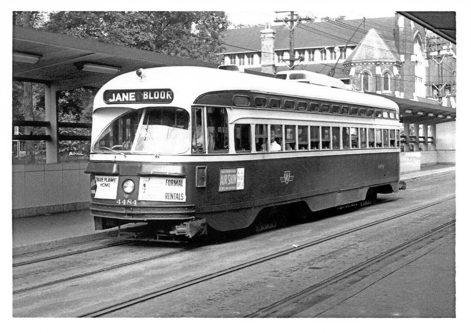 A PHOTO - TORONTO - TTC PCC STREETCAR - BLOOR STREET NEAR THE LARGE ISLAND STOPS THAT USED TO BE ON BLOOR NEAR YONGE - CAR HEADED W - 1958